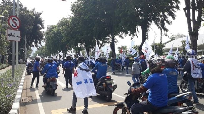 Tolak UU Ciptaker, Massa Buruh Mulai Berdatangan ke Gedung DPR