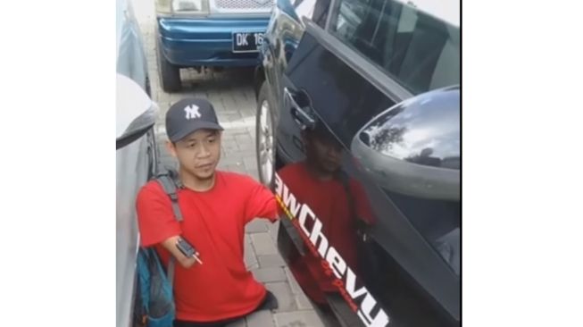 Cara Pria Ini Kendarai Mobil  Jadi Sorotan Harus Pandai 