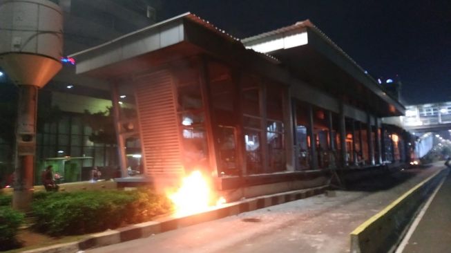 Halte TransJakarta Sarinah dibakar. (Suara.com/Fakhri)