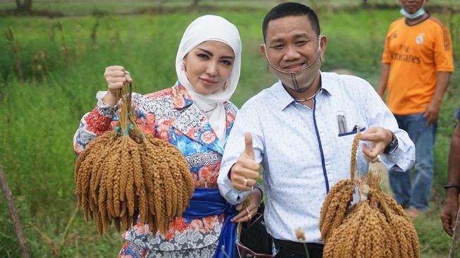 Suami Geram Penampilan Bella Shofie ke Sawah Banjir Hujatan