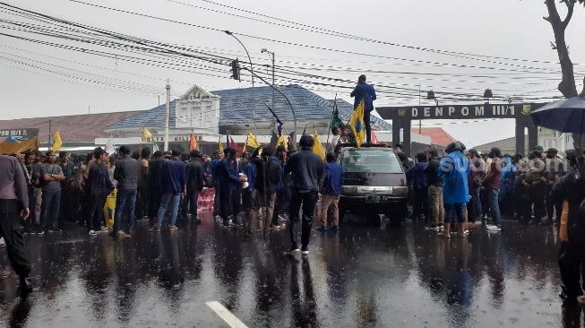 Ratusan mahasiswa melakukan aksi tolak UU Cipta Kerja di depan Istana Bogor, Kamis (8/10/2020). [Suara.com/Andi Ahmad Sulaendi]