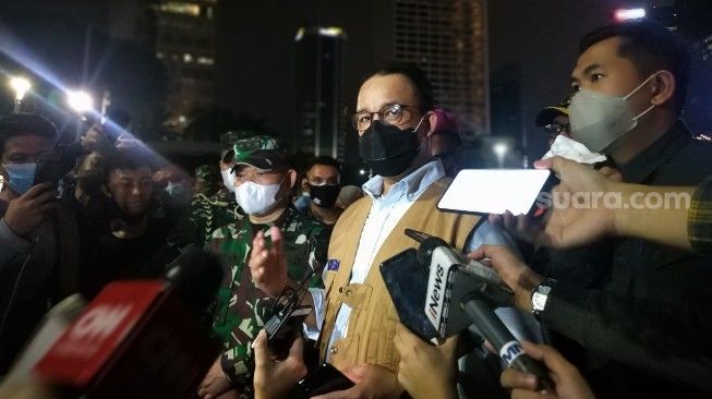 Gubernur DKI Jakarta Anies Baswedan menemui massa demonstrasi yang menolak Omnibus Law Cipta Kerja di kawasan Bundaran HI, Jakarta Pusat, Kamis (8/10/2020) malam. [Suara.com/Fakhri Fuadi Muflih]