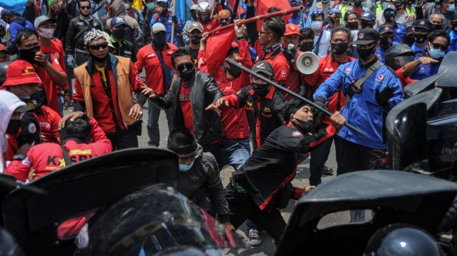 Massa aksi yang tergabung dari buruh dan mahasiswa terlibat kericuhan dengan anggota Brimob Polda Jabar saat melakukan aksi blokir jalan nasional Bandung-Garut-Tasikmalaya menuju Gerbang Tol Cileunyi di Rancaekek, Kabupaten Bandung, Jawa Barat, Kamis (8/10/2020). [ANTARA FOTO]