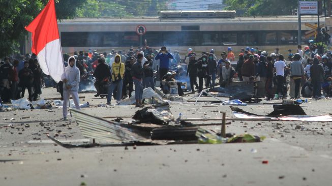 Demonstran berunjuk rasa menolak pengesahan Undang-Undang Cipta Kerja atau Omnibus Law di Cirebon, Jawa Barat, Kamis (8/10/2020). [ANTARA FOTO]
