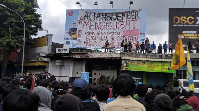 Tolak Omnibus Law, Aliansi Jember Menggugat Gelar Sidang Rakyat