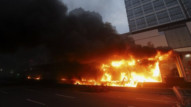 Halte Transjakarta Bundaran HI terbakar, Jakarta, Kamis (8/10/2020).  [Suara.com/Angga Budhiyanto]  