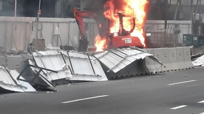 Satu alat berat mini eskavator proyek MRT Jakarta Fase 2 dibakar massa selesai bentrok antara demonstran dengan polisi terkait disahkannya UU Cipta Kerja, kawasan Sarinah, Jakarta, Kamis (8/10/2020). ANTARA/HO-MRT Jakarta.