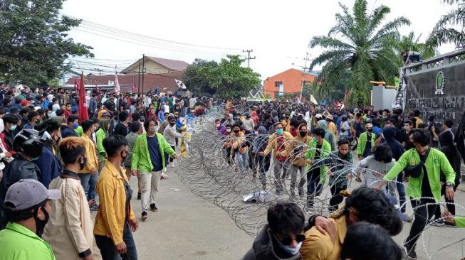 Demo Tolak UU Cipta Kerja di Kaltim Bentrok, Mahasiswa Dipukul Mundur