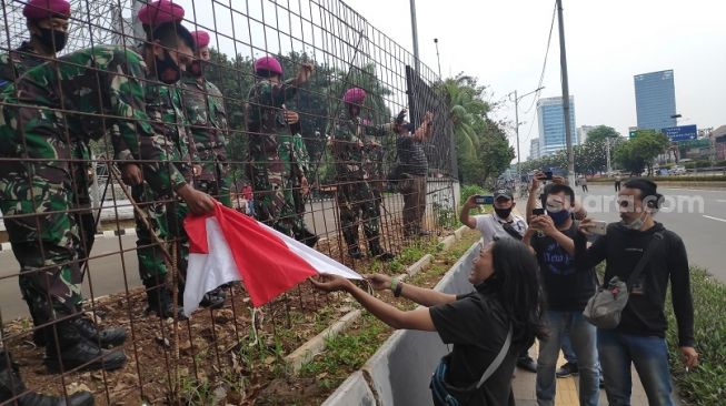 Sambil Menangis, Perempuan Muda Terobos Jalan Tol Beri Merah Putih ke TNI