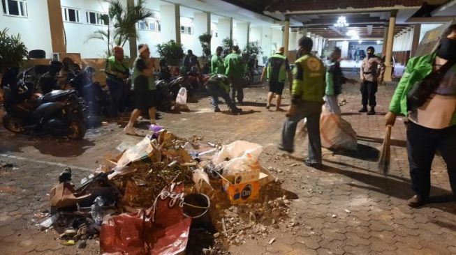 Ojol dan Relawan Jogja Bersihkan Gedung Dewan dan Malioboro Pasca Ricuh