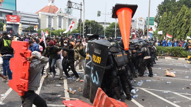 Pengunjuk rasa yang menolak Omnibus Law RUU Cipta Kerja terlibat bentrok dengan polisi di kawasan Harmoni, Jakarta, Kamis (8/10/2020). Demonstrasi tersebut berakhir ricuh. [ANTARA FOTO/Indrianto Eko Suwarso]