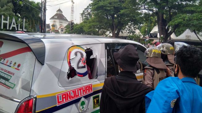 Massa Pendemo di Medan Bakar Fasilitas Olahraga-Lempar Mobil Timses Paslon