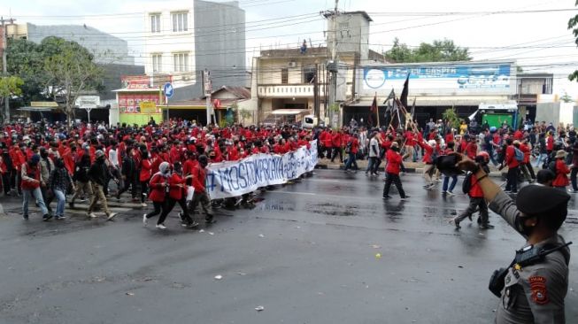 Ribuan Mahasiswa Unhas Jalan Kaki Menuju DPRD Sulsel, Tolak UU Cipta Kerja
