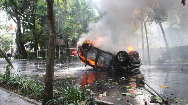 Malang Membara, Molotov Dibalas Gas Air Mata, Satu Mobil Terbakar