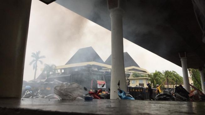 Polisi Pukul Mundur Massa, Aksi Tolak UU Omnibus Law di Palembang Ricuh