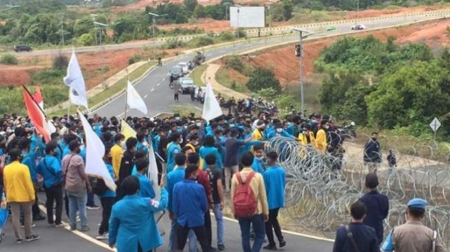 Tolak Omnibus Law, Mahasiswa Terjang Kawat Berduri di Gedung DPRD Kepri