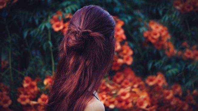 Ilustrasi perempuan dengan gaya rambut half up. (Pixabay/StockSnap)