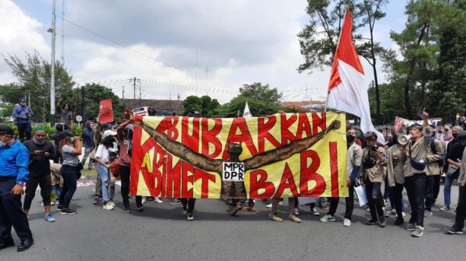 Massa yang terdiri dari ribuan aktivis dan berbagai elemen masyarakat memenuhi Bundaran UGM dalam aksi menuntut penolakan dan pencabutan UU Cipta Kerja, Kamis (8/10/2020). - (SuaraJogja.id/Muhammad Ilham Baktora)