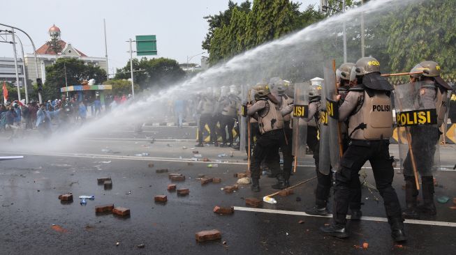 Pengunjuk rasa yang menolak Omnibus Law RUU Cipta Kerja terlibat bentrok dengan polisi di kawasan Harmoni, Jakarta, Kamis (8/10/2020). Demonstrasi tersebut berakhir ricuh. [ANTARA FOTO/Indrianto Eko Suwarso]