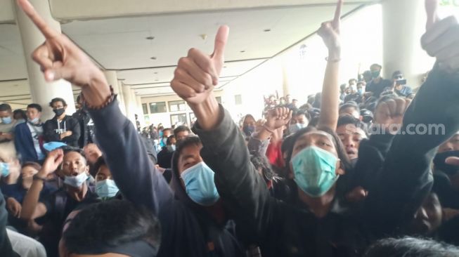 Ribuan massa geruduk kantor DPRD Kalbar, tolak UU Cipta Kerja. (Suara.com/Eko Susanto)