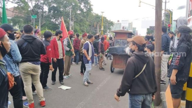 Unjuk Rasa Jogja Memanggil di UIN Diwarnai Aksi Tabur Bunga dan Bakar Dupa