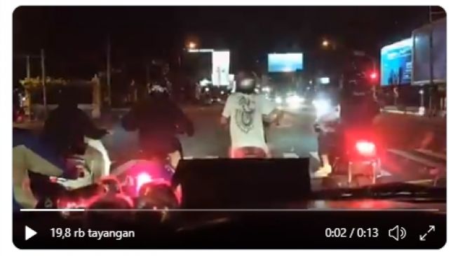 Viral Video Pengendara Motor  Kebut kebutan di Pertigaan 