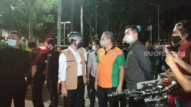 Gubernur DKI Jakarta Anies Baswedan yang didampingi Kapolda Metro Jaya Irjen Nana Sujana meninjau lokasi halte Bundaran HI yang dibakar massa. (Suara.com/Fakhri)