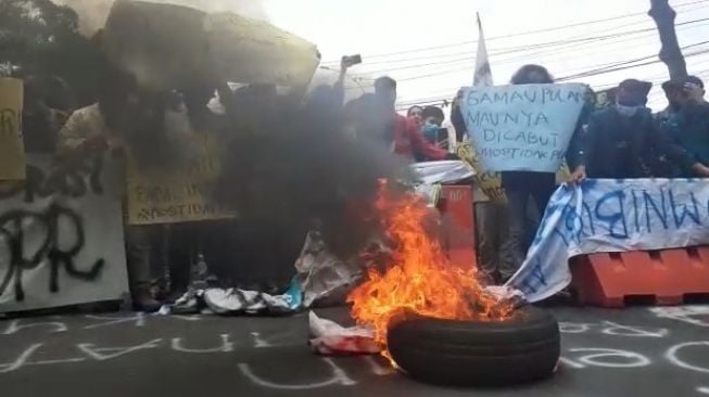 Demo UU Cipta Kerja di depan Istana Bogor (Suara.com)