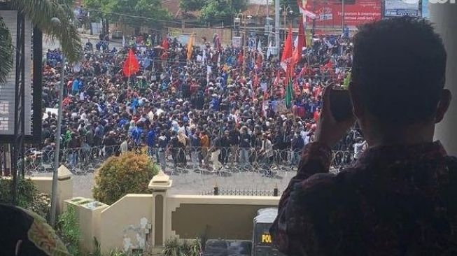 Prang! Kaca Jendela Gedung DPRD Jember Pecah, Dilempari Batu Aksi Mahasiswa