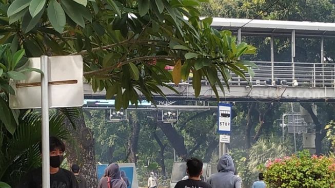 Kondisi massa aksi saat bentrok dengan polisi di kawasan Patung Kuda, Jakpus. (Suara.com/M Yasir)