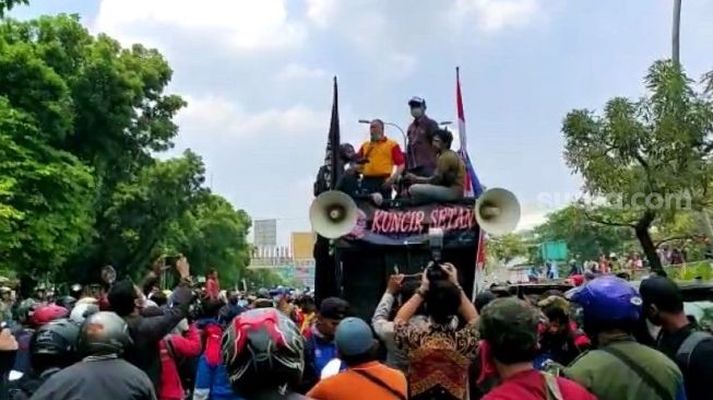 Orasi Depan Pendemo, Wawalkot Bekasi: Secara Moral Kami Dukung Aksi Buruh