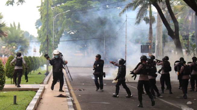 Polisi menembakkan gas air mata untuk membubarkan massa aksi di Malang (Foto: Aziz Ramdani)