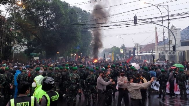 Aparat gabungan TNI-Polri bersiaga mengawal aksi unjuk rasa penolakan UU Cipta Kerja di depan Istana Bogor, Kamis (8/10/2020). [Suara.com/Andi Ahmad Sulaendi]