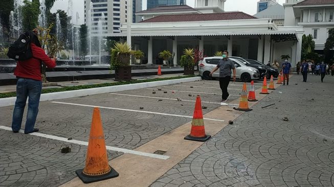 Suasana Balai Kota DKI Jakarta usai dilempari batu oleh massa unjuk rasa menolak Undang-undang Omnibus Law Cipta Kerja di Jakarta, Kamis (8/10).  [Suara.com/Fakhri Fuadi Muflih]