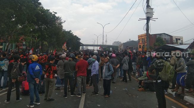 Demo Penolakan UU Cipta Kerja di Sulsel Ricuh, 1 Pengunjuk Rasa Ditangkap