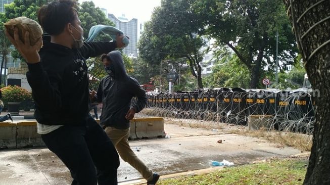 Demo Dekat Istana Ricuh, Polisi Tembak Gas Air Mata ke Massa Pelajar