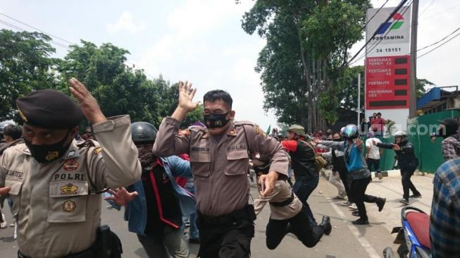 Bentrokan pecah di Jalan Daan Mogot, Kelurahan Kebon Besar, Kecamatan Batuceper, Kota Tangerang, Kamis, (8/10/2020). (Suara.com/Irfan Maulana)