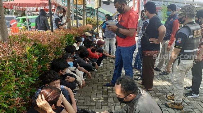 Puluhan anak STM di Bogor terciduk hendak ikut demo ke DPR RI, Kamis (8/10/2020). (Suara.com/Andi)
