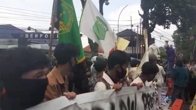 Demo UU Cipta Kerja di depan Istana Bogor (Suara.com)