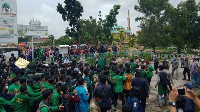 Orator Pendemo UU Cipta Kerja di Gedung DPRD Batam Reaktif Corona