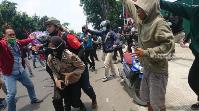 Bentrokan pecah di Jalan Daan Mogot, Kelurahan Kebon Besar, Kecamatan Batuceper, Kota Tangerang, Kamis, (8/10/2020). (Suara.com/Irfan Maulana)