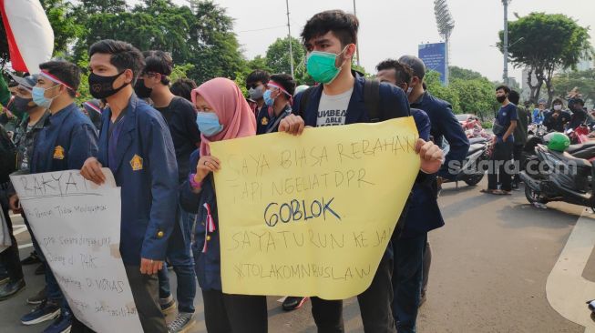 Tolak UU Ciptaker, Poster Mahasiswa: Saya Biasa Rebahan Tetapi Lihat DPR...