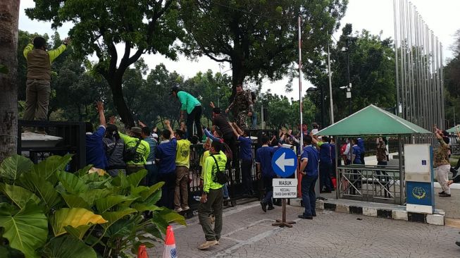 Demo Memanas, Transjakarta Stop Operasi, Layanan KA dari Gambir Diubah