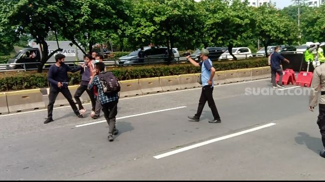 Demo Dekat Istana Masih Bentrok, Pendemo di DPR Dikejar-kejar Polisi