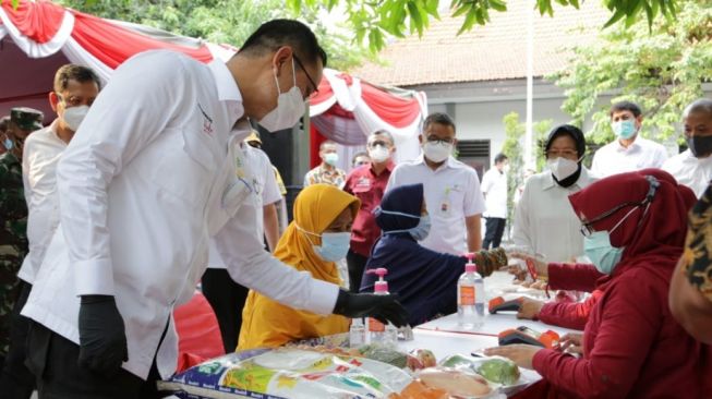 Ingatkan Warga Patuhi Protokol Kesehatan, Mensos Salurkan Bansos di Jatim