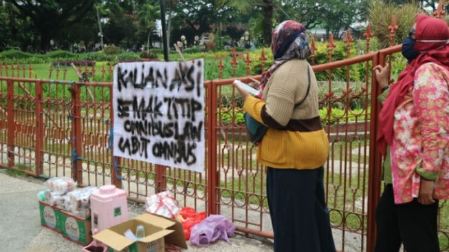 Emak-emak Malang Siapkan Konsumsi Gratis: Emak Titip Omnibus Law Dicabut!