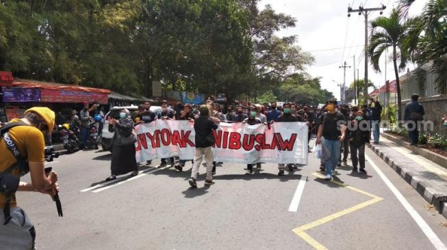 Siap Demo Tolak UU Cipta Kerja, Massa Jogja Memanggil Penuhi Bundaran UGM