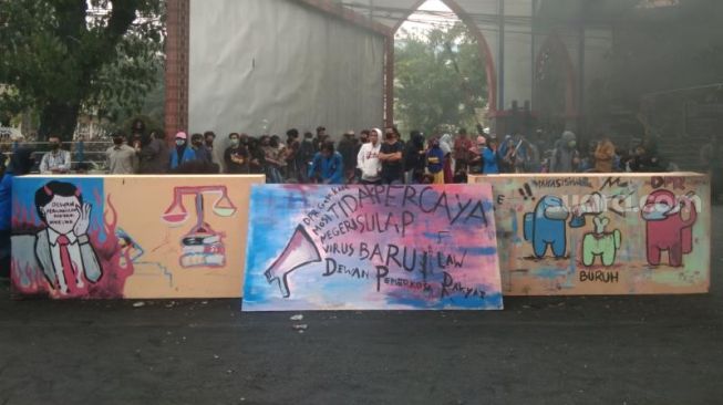 Kreatif, Cara Mahasiswa Seni Rupa Unismuh Makassar Tolak UU Cipta Kerja