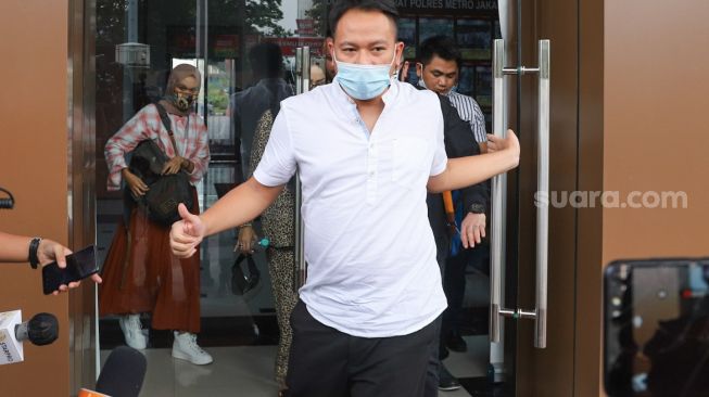 Vicky Prasetyo menyapa awak media usai menjalani pemeriksaan di Polres Metro Jakarta Pusat, Kamis (8/10). [Suara.com/Alfian Winanto]