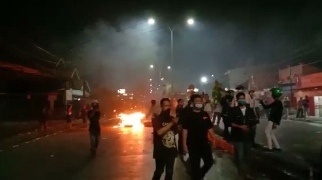 Bentrok demonstran dan polisi pecah di perempatan Warung Bongkok, Jalan Raya Imam Bonjol, Kecamatan Cikarang Barat, Kabupaten Bekasi, Kamis (8/10/2020). [Ist]